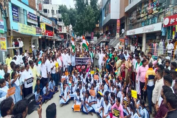 ದೇಶದಲ್ಲಿ ಅರಾಜಕತೆ ಸೃಷ್ಟಿಸಲು ಜಿರಳೆಗಳೊಂದಿಗೆ ಪ್ರಯತ್ನ: ಹಾವೇರಿಯಲ್ಲಿ ಕಮಲ ಕಲಿಗಳ ಆಕ್ರೋಶ