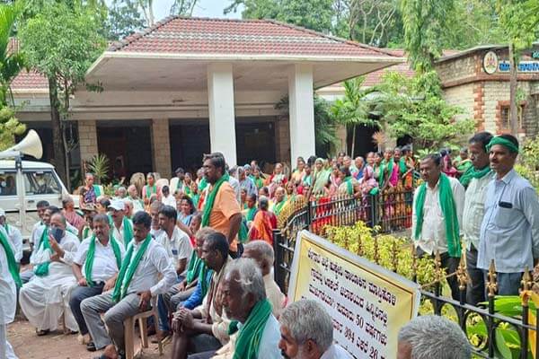 3ನೇ ದಿನಕ್ಕೆ ಕಾಲಿಟ್ಟ ಅನ್ನದಾತರ ಆಕ್ರೋಶ; ಕಚೇರಿ ಆವರಣದಲ್ಲೇ ಹಗಲು-ರಾತ್ರಿ ಕಳೆಯುತ್ತಿರುವ ರೈತರು!