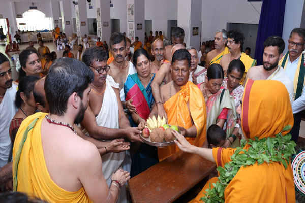 ರಾಘವೇಶ್ವರ ಶ್ರೀಗಳ ಅನ್ನಬ್ರಹ್ಮ ಚಾತುರ್ಮಾಸ್ಯ: ಪಟ್ಟೇಗಾರ ಸಮಾಜದಿಂದ ಸ್ವರ್ಣಪಾದುಕಾ ಪೂಜೆ