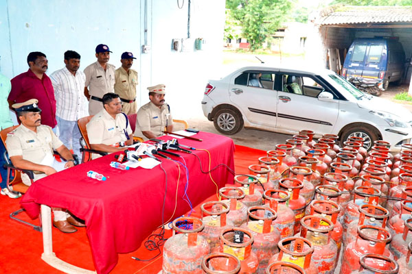 ಚಹಾ ಹೋಟೆಲ್‌ನಲ್ಲಿ ಸಿಕ್ಕಿತು ಶಾಲೆಗಳಿಂದ ಕಳವಾದ 55 ಸಿಲಿಂಡರ್: ಸೊತ್ತು ಸಹಿತ ಭಾಲ್ಕಿ ಪೊಲೀಸರ ಬಲೆಗೆ ಬಿದ್ದ ಆರೋಪಿಗಳು!