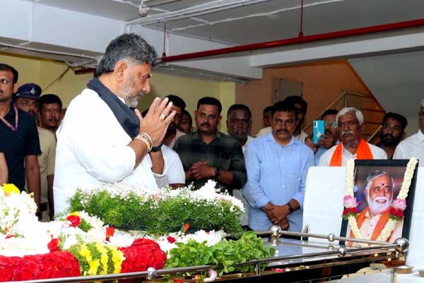 ನನ್ನ ಹಳೆಯ ಸ್ನೇಹಿತ ನಾಗೇಶ್‌ಗೆ ಗೌರವ ಸಲ್ಲಿಸಲು ಬಂದಿದ್ದೇನೆ: ಅಂತಿಮ ದರುಶನ ಪಡೆದ ಸಿಎಂ ಡಿಕೆಶಿ