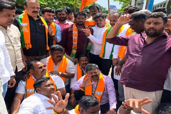 ವಾಲ್ಮೀಕಿ ನಿಗಮದ ಹಗರಣ ಖಂಡಿಸಿ ದಾವಣಗೆರೆಯಲ್ಲಿ ಬಿಜೆಪಿ ಧರಣಿ; ಪ್ರತಿಭಟನಾಕಾರರನ್ನು ವಶಕ್ಕೆ ಪಡೆದ ಪೊಲೀಸರು