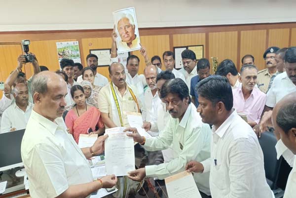 ಎಚ್‌.ಕೆ. ಪಾಟೀಲರಿಗೆ ಒಲಿಯದ ಸಚಿವ ಸ್ಥಾನ: ಗದಗ-ಬೆಟಗೇರಿ ನಗರಸಭೆ ಕಾಂಗ್ರೆಸ್ ಸದಸ್ಯರ ರಾಜೀನಾಮೆ