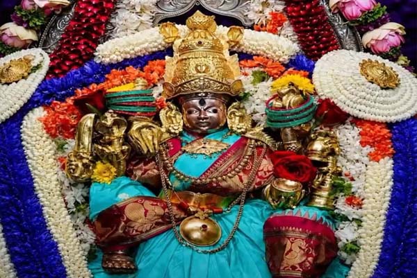 ಆಷಾಢ ಮಾಸದ ಕಡೆಯ ಶುಕ್ರವಾರ: ಚಾಮುಂಡಿ ತಾಯಿಗೆ ಲಕ್ಷ್ಮೀ ಅಲಂಕಾರ