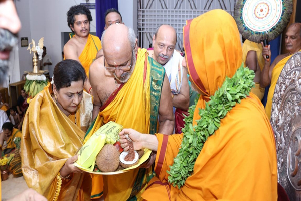 ರಾಘವೇಶ್ವರ ಶ್ರೀ ಅನ್ನಬ್ರಹ್ಮ ಚಾತುರ್ಮಾಸ್ಯ: ಶ್ರೀಕ್ಷೇತ್ರ ಹೊರನಾಡಿನ ಧರ್ಮಕರ್ತರಿಂದ ಗುರುಭಿಕ್ಷಾ ಸೇವೆ