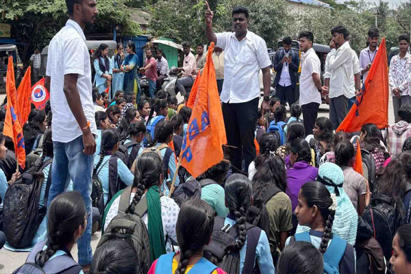 KPSC ಹಗರಣಕ್ಕೆ CBI ತನಿಖೆ ಆಗಲೇಬೇಕು: ಬೀದಿಗಿಳಿದು ರಾಜ್ಯ ಸರ್ಕಾರದ ವಿರುದ್ಧ ಆಕ್ರೋಶ ಹೊರಹಾಕಿದ ABVP