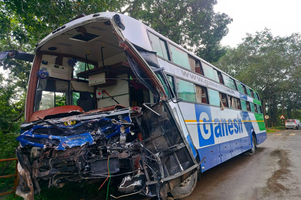 ಲಾರಿ–ಖಾಸಗಿ ಬಸ್ ನಡುವೆ ಮುಖಾಮುಖಿ ಡಿಕ್ಕಿ: ತಪ್ಪಿದ ಭಾರೀ ಅನಾಹುತ