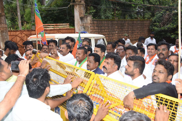 ವಂದೇ ಮಾತರಂ ವಿವಾದ: ಕಾಂಗ್ರೆಸ್ ಕಚೇರಿಗೆ ಮುತ್ತಿಗೆಗೆ ಮುಂದಾದ ಬಿಜೆಪಿ ಕಾರ್ಯಕರ್ತರು, ಪೊಲೀಸರಿಂದ ತಡೆ