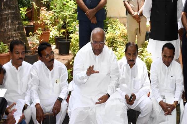 ವಂದೇ ಮಾತರಂ ವಿವಾದ: ಇತಿಹಾಸ ಸರಿಯಾಗಿ ಓದುವ ಅಗತ್ಯವಿದೆ ಎಂದ ಮಲ್ಲಿಕಾರ್ಜುನ ಖರ್ಗೆ