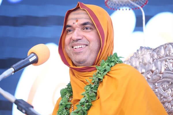 ಮೊಬೈಲ್ ನೋಡುತ್ತಾ ಆಹಾರ ಸೇವನೆ ದೇಹ, ಮನಸ್ಸು ಎರಡಕ್ಕೂ ಮಾರಕ: ರಾಘವೇಶ್ವರ ಶ್ರೀ