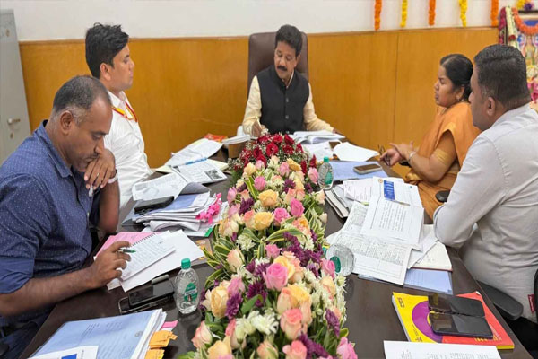 ಅಧಿಕಾರ ಸ್ವೀಕರಿಸಿದ ಬೆನ್ನಲ್ಲೇ ಆ್ಯಕ್ಷನ್: ಅಧಿಕಾರಿಗಳಿಗೆ ಸಚಿವ ರಘುಮೂರ್ತಿ ಖಡಕ್ ಸೂಚನೆ