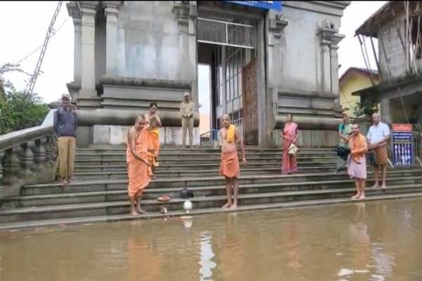 ಕೊಡಗು: ಭಗಂಡೇಶ್ವರ ದೇಗುಲದ ಮೆಟ್ಟಿಲು ಸ್ಪರ್ಶಿಸಿದ ನದಿ ನೀರು, ಕಾವೇರಿಗೆ ವಿಶೇಷ ಪೂಜೆ ಸಲ್ಲಿಕೆ