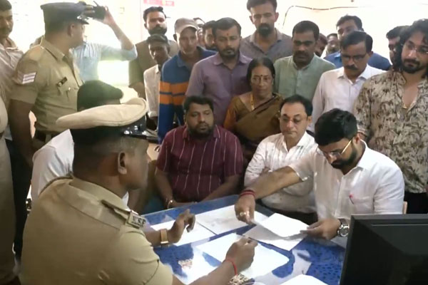 ಸೋನಿಯಾ ವಿರುದ್ಧ ದೂರಿನ ಮೇಲೆ ಕ್ರಮ ಕೈಗೊಳ್ಳದಿದ್ದರೆ ಹೈಕೋರ್ಟ್‌ ಮೊರೆ: ವಿಕಾಸ್ ಎಚ್ಚರಿಕೆ
