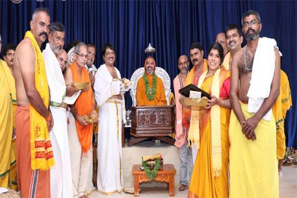 ರಾಘವೇಶ್ವರ ಭಾರತೀ ಶ್ರೀ ಅನ್ನಬ್ರಹ್ಮ ಚಾತುರ್ಮಾಸ್ಯ: ನಾಮಧಾರಿ ಸಮಾಜದಿಂದ ಸ್ವರ್ಣಪಾದುಕಾ ಪೂಜೆ ಸಮರ್ಪಣೆ