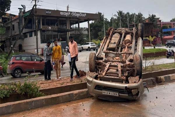 ಸೂರಿಕುಮೇರು: ನಿಯಂತ್ರಣ ತಪ್ಪಿ ಡಿವೈಡರ್ ಮೇಲೆ ಪಲ್ಟಿಯಾಗಿ ಬಿದ್ದ ಕಾರು, ಒಂದೇ ಕುಟುಂಬದ ಆರು ಮಂದಿಗೆ ಗಾಯ