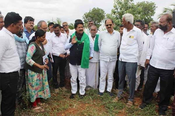 ಚಳ್ಳಕೆರೆ ತಾಲ್ಲೂಕಿನಲ್ಲಿ ಕೈಕೊಟ್ಟು ಮಳೆ, ತೀವ್ರಗೊಂಡ ಬರ ಪರಿಸ್ಥಿತಿ: ಸಚಿವ ಟಿ.ರಘುಮೂರ್ತಿ ಪರಿಶೀಲನೆ