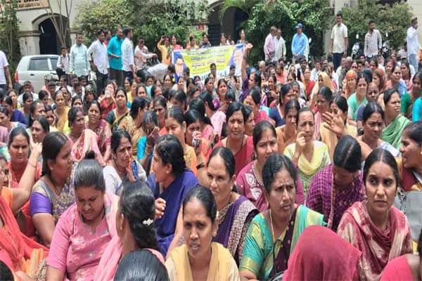 ಚಿತ್ರದುರ್ಗ: ವಿವಿಧ ಬೇಡಿಕೆಗಳ ಈಡೇರಿಕೆಗೆ ಒತ್ತಾಯಿಸಿ ಸರ್ಕಾರಿ ಹಾಸ್ಟೆಲ್ ಹೊರಗುತ್ತಿಗೆ ನೌಕರರ ಬೃಹತ್ ಪ್ರತಿಭಟನೆ
