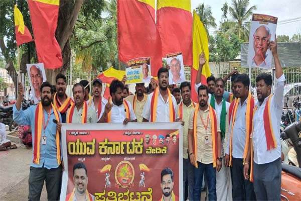 ‘ಮೊಳಕಾಲ್ಮೂರನ್ನು ಆಂಧ್ರಕ್ಕೆ ಸೇರಿಸಿ’ ಎಂದ ಶಾಸಕ ಎನ್.ವೈ.ಗೋಪಾಲಕೃಷ್ಣ ವಿರುದ್ಧ ಕೋಟೆನಾಡಿನಲ್ಲಿ ಭಾರಿ ಪ್ರತಿಭಟನೆ
