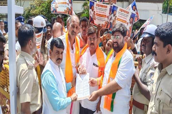 ಸಚಿವ ನಾಗೇಂದ್ರ ತಕ್ಷಣವೇ ರಾಜೀನಾಮೆ ನೀಡಲಿ: ಚಿತ್ರದುರ್ಗದಲ್ಲಿ ಜಿಲ್ಲಾಧಿಕಾರಿಗಳ ಮೂಲಕ ರಾಜ್ಯಪಾಲರಿಗೆ ಬಿಜೆಪಿ ಮನವಿ