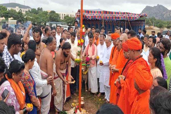 ಹಿಂದೂ ಮಹಾಗಣಪತಿ ಮಹೋತ್ಸವ: ಚಿತ್ರದುರ್ಗದ ಮುರುಘಾ ರಾಜೇಂದ್ರ ಮೈದಾನದಲ್ಲಿ ಗಣ್ಯರ ಸಮ್ಮುಖದಲ್ಲಿ ಧ್ವಜಪೂಜೆ