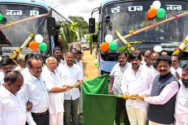 ಮೊಳಕಾಲ್ಮುರು ನೂತನ ಬಸ್ ನಿಲ್ದಾಣ ಲೋಕಾರ್ಪಣೆ: ಸಾಂಕೇತಿಕವಾಗಿ ಬಸ್‌ಗಳ ಓಡಾಟಕ್ಕೆ ಚಾಲನೆ ನೀಡಿದ ಸಚಿವ ಟಿ.ರಘುಮೂರ್ತಿ