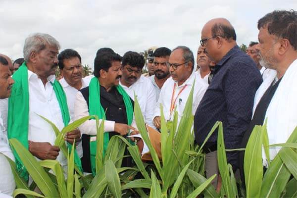 ಪ್ರಕೃತಿ ವಿಕೋಪ ಪೀಡಿತ ಪ್ರದೇಶಗಳ ಪರಿಶೀಲನೆ: ಹೊಳಲ್ಕೆರೆ ರೈತರ ಜಮೀನುಗಳಿಗೆ ಸಚಿವ ಟಿ. ರಘುಮೂರ್ತಿ ಭೇಟಿ