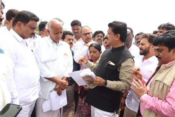 ಹಿರಿಯೂರಿನಲ್ಲಿ ಬರ ವೀಕ್ಷಣೆ, ರೈತರ ಪರವಾಗಿ ಸರ್ಕಾರ ನಿಲ್ಲಲಿದೆ: ಸಚಿವ ಟಿ.ರಘುಮೂರ್ತಿ