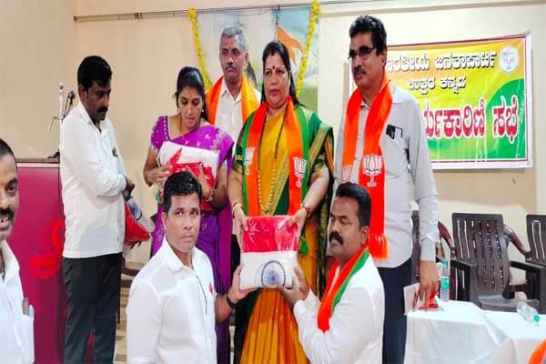ಹರ್ ಘರ್ ತಿರಂಗಾ ಅಭಿಯಾನದ ಯಶಸ್ಸಿಗೆ ಬಿಜೆಪಿ ಕರೆ; ಸ್ವಂತ ವೆಚ್ಚದಲ್ಲಿ ಧ್ವಜ ವಿತರಿಸಿದ ರೂಪಾಲಿ ನಾಯ್ಕ