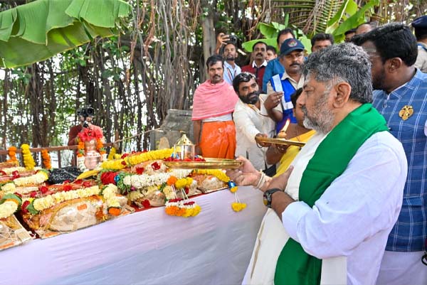 ಕೃಷ್ಣಾ ನದಿಗೆ ಪೂಜೆ ಸಲ್ಲಿಸಿದ ಸಿಎಂ ಡಿ.ಕೆ. ಶಿವಕುಮಾರ್‌: ನದಿಗೆ ಬಾಗೀನ ಅರ್ಪಣೆ