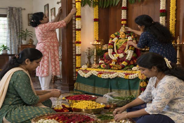 ಗೌರಿ ಹಬ್ಬಕ್ಕೆ ತಯಾರಾದ ಹೆಣ್ಣುಮಕ್ಕಳು, ಈ ಆಚರಣೆ ಹೇಗೆ ಬಂತು? ಇತಿಹಾಸದ ಕಥೆ ಏನು?