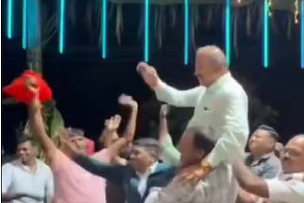 ಬಿಜೆಪಿ ಶಾಸಕ ಚೆನ್ನಬಸಪ್ಪರನ್ನು ಹೆಗಲ ಮೇಲೆ ಕೂರಿಸಿಕೊಂಡು ಕುಣಿದ ಪೊಲೀಸ್‌ ಸಿಬ್ಬಂದಿ: ಸೈಲೆಂಟಾಗಿ ಟ್ರಾನ್ಸ್‌ಫರ್‌