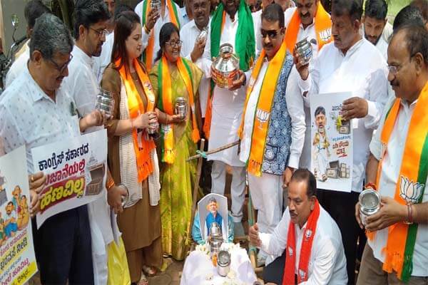 ರಾಜ್ಯ ಸರ್ಕಾರದ ವಿರುದ್ಧ ಕಮಲ ಕಾರ್ಯಕರ್ತರ ಆಕ್ರೋಶ: ಅಣಕು ಶವಯಾತ್ರೆ ತಡೆದ ಪೊಲೀಸರು