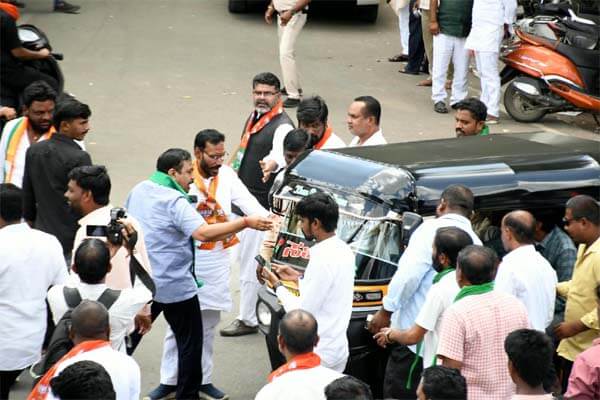 ಬೈಕ್ ಸವಾರನ ಹೆಲ್ಮೆಟ್ ಒಡೆದು ಆಕ್ರೋಶ: ಕಲಬುರಗಿಯಲ್ಲಿ ಬಿಜೆಪಿ ಪ್ರತಿಭಟನೆ ವೇಳೆ ಹೈಡ್ರಾಮಾ