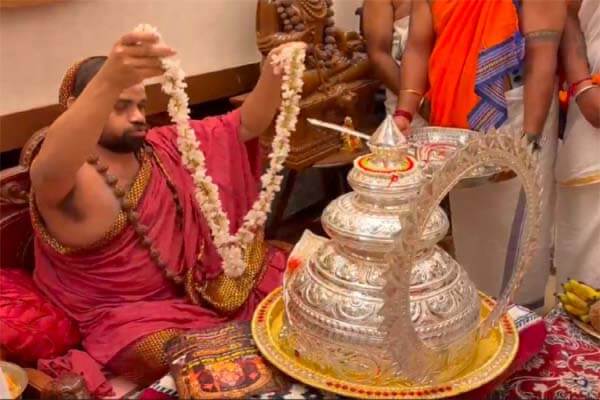 ಕಾಫಿನಾಡಲ್ಲಿ ಹಿಂದೂ ಮಹಾಗಣಪತಿ ವೈಭವ: ವಿಘ್ನೇಶ್ವರನಿಗೆ 5 ಕೆಜಿ ತೂಕದ ಬೆಳ್ಳಿ ಕಿರೀಟ, ಆಯುಧಗಳ ಸಮರ್ಪಣೆ