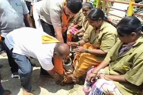 ಮೋದಿ ಹುಟ್ಟುಹಬ್ಬದ ಸಂಭ್ರಮ: ಚನ್ನಪಟ್ಟಣದಲ್ಲಿ ಪೌರ ಕಾರ್ಮಿಕರ ಪಾದ ತೊಳೆದ ಬಿಜೆಪಿ ಜಿಲ್ಲಾಧ್ಯಕ್ಷ