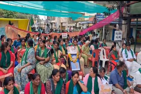 ಬೈರಮಂಗಲದಲ್ಲಿ ಕಾವೇರಿದ ರೈತರ ಪ್ರತಿಭಟನೆ: ರಸ್ತೆ ಮಧ್ಯೆಯೇ ಉಪವಾಸ ಸತ್ಯಾಗ್ರಹ, ಹೋರಾಟ ಮತ್ತಷ್ಟು ತೀವ್ರ