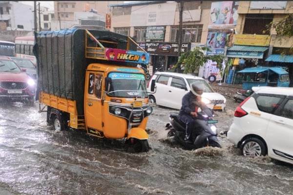 ಬೆಂಗಳೂರಲ್ಲಿ ವರುಣನ ಆರ್ಭಟ: ಮೆಜೆಸ್ಟಿಕ್, ಜಯನಗರ ಸೇರಿ ಹಲವೆಡೆ ಧಾರಾಕಾರ ಮಳೆ