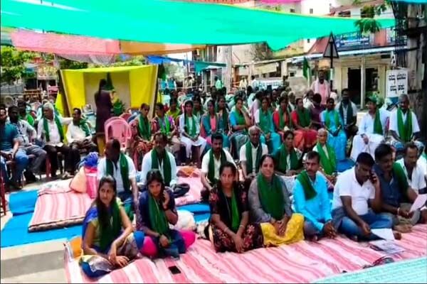 4ನೇ ದಿನಕ್ಕೆ ಕಾಲಿಟ್ಟ ಭೈರಮಂಗಲ ಉಪವಾಸ ಸತ್ಯಾಗ್ರಹ: ಸೀರೆಗಳಿಂದ ತಾತ್ಕಾಲಿಕ ಸೂರು ನಿರ್ಮಿಸಿ ವಿನೂತನ ಪ್ರತಿಭಟನೆ