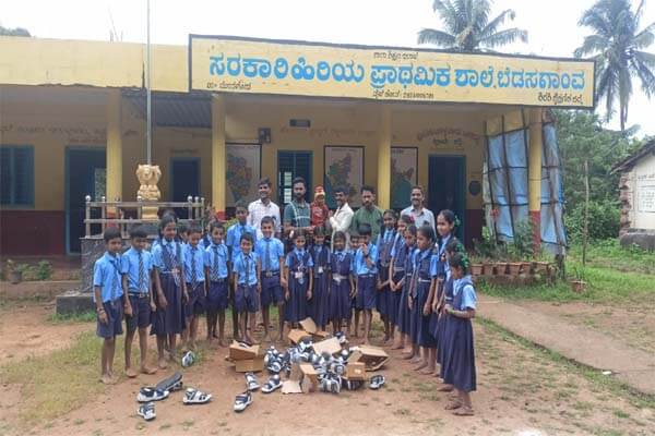 ‘ನಮಗೆ ಇಂತಹ ಕಳಪೆ ಚಪ್ಪಲಿ ಬೇಡ’: ಸರ್ಕಾರದ ಉಚಿತ ಪಾದರಕ್ಷೆ ತಿರಸ್ಕರಿಸಿದ ವಿದ್ಯಾರ್ಥಿಗಳು