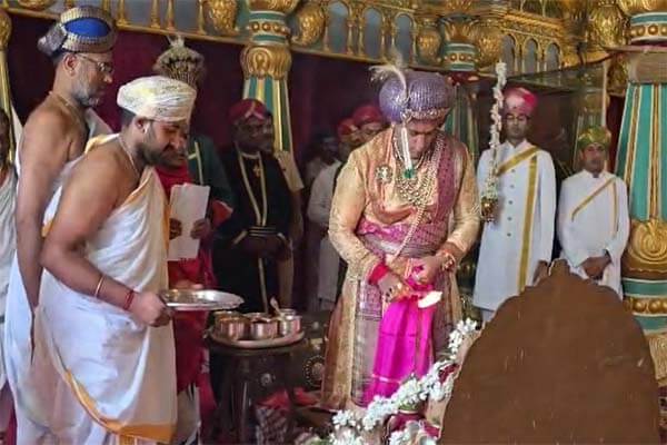 ಮೈಸೂರು ಅರಮನೆಯಲ್ಲಿ ಖಾಸಗಿ ದರ್ಬಾರ್: ಧಾರ್ಮಿಕ ಕಾರ್ಯಗಳಲ್ಲಿ ಯದುವೀರ್ ಒಡೆಯರ್ ಭಾಗಿ