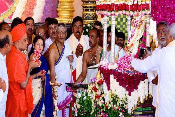 ನಾಡಹಬ್ಬ ಮೈಸೂರು ದಸರಾ ಮಹೋತ್ಸವಕ್ಕೆ ಗವಿಸಿದ್ದೇಶ್ವರ ಶ್ರೀಗಳಿಂದ ಅಧಿಕೃತ ಚಾಲನೆ