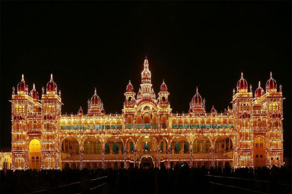 ಚಾಮುಂಡೇಶ್ವರಿ ಸನ್ನಿಧಿಯಲ್ಲಿ ನಾಳೆ ದಸರಾ ಉದ್ಘಾಟನೆ: ಮದುವಣಗಿತ್ತಿಯಂತೆ ತಯಾರಾದ ಮೈಸೂರು
