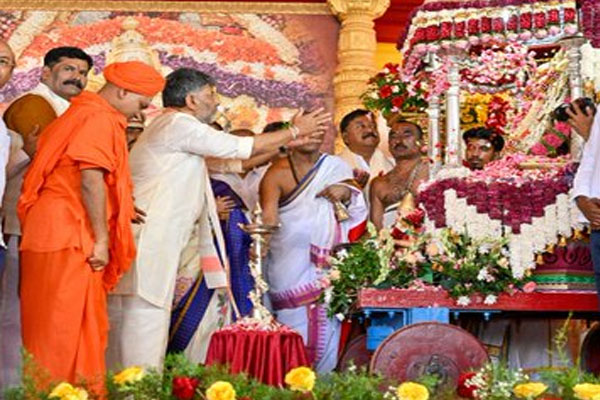 ಚಾಮುಂಡಿ ತಾಯಿಯ ಕೃಪೆ ನಾಡಿನ ಮೇಲಿರಲಿ, ಜನರ ಆಶೀರ್ವಾದ ಸರ್ಕಾರಕ್ಕಿರಲಿ: ದಸರಾ ವೇದಿಕೆಯಲ್ಲಿ ಸಿಎಂ ಡಿಕೆಶಿ ಮಾತು