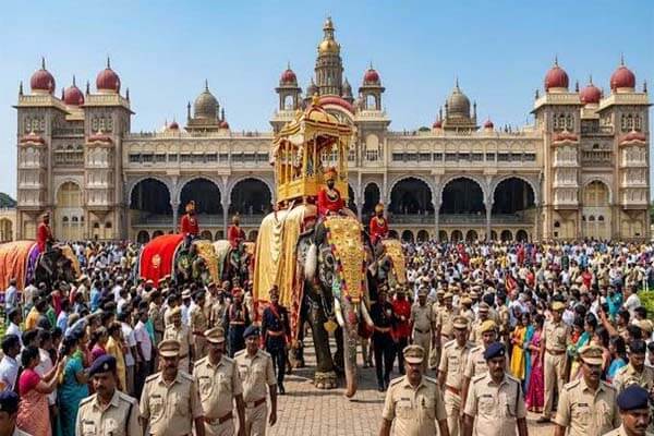 ವಿಶ್ವವಿಖ್ಯಾತ ಮೈಸೂರು ದಸರಾ ಉದ್ಘಾಟನೆಗೆ ಕ್ಷಣಗಣನೆ: ಚಾಮುಂಡಿ ಬೆಟ್ಟದಲ್ಲಿ ಸಕಲ ಸಿದ್ಧತೆ