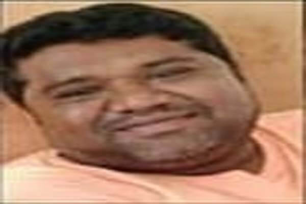 ಕೌಟುಂಬಿಕ ಕಲಹ: ಹೆಂಡತಿ, ಮಗನ ಕಣ್ಣೆದುರೇ ಸೈನೈಡ್ ಸೇವಿಸಿ ವ್ಯಕ್ತಿ ಆತ್ಮಹ*ತ್ಯೆ