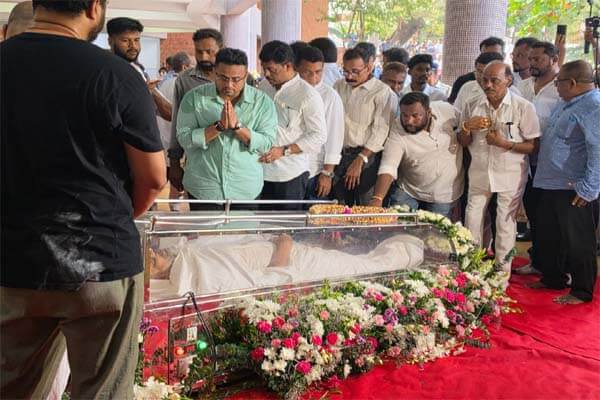 ನಾನಾ ಪಾಟೇಕರ್ ಪಾರ್ಥಿವ ಶರೀರಕ್ಕೆ ಮೃಣಾಲ್ ಹೆಬ್ಬಾಳ್ಕರ್ ಅಂತಿಮ ನಮನ